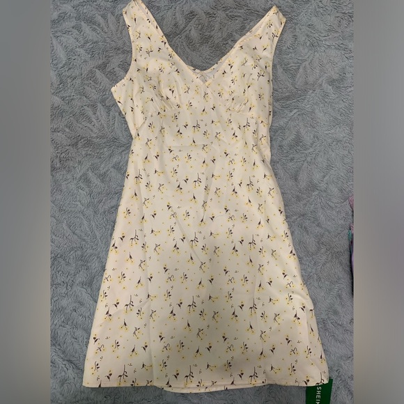 Bundle of 3 dresses - Picture 2 of 4